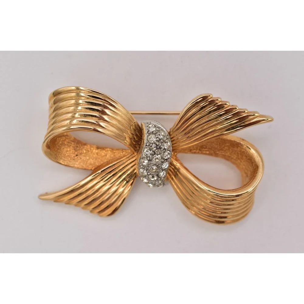 Vintage Gold Bow Brooch Crystal Rhinestone Ribbed Ribbon Statement Pin 1980s A25
